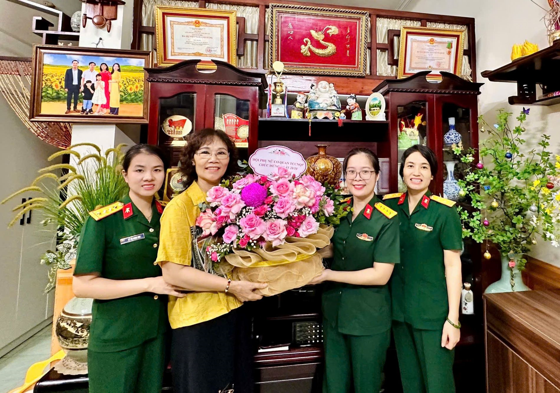 Hội Phụ nữ Cơ quan Tổng cục Công nghiệp Quốc phòng thăm, tặng quà Bà mẹ Việt Nam anh hùng